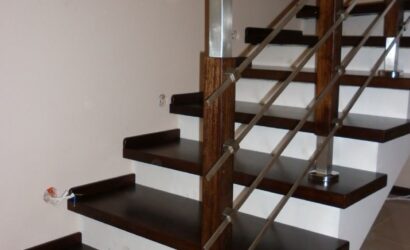 Stopnie na betonie z metalowymi balustradami