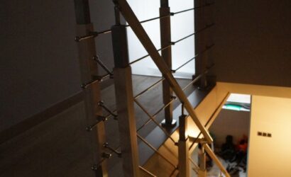 Stopnie na betonie z metalowymi balustradami