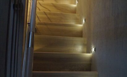 Stopnie na betonie z metalowymi balustradami