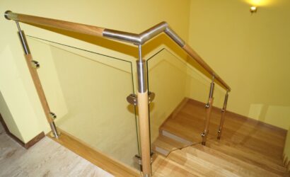 Stopnie na betonie ze szklanymi balustradami