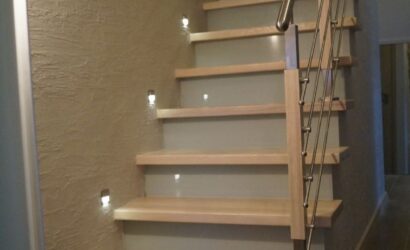 Stopnie na betonie z metalowymi balustradami