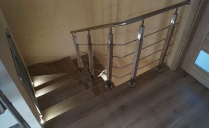 Stopnie na betonie z metalowymi balustradami