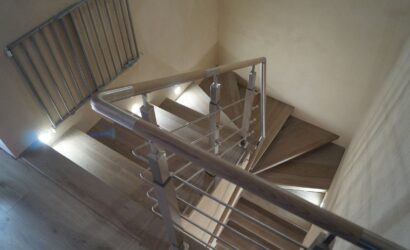 Stopnie na betonie z metalowymi balustradami