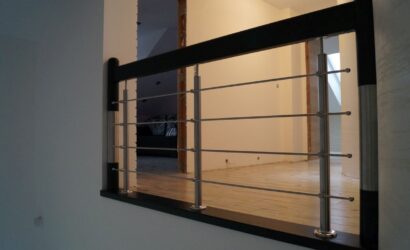 Stopnie na betonie z metalowymi balustradami