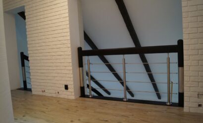 Stopnie na betonie z metalowymi balustradami