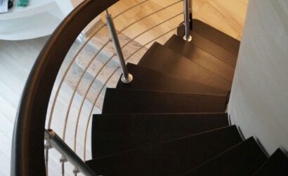 Stopnie na betonie z drewnianymi balustradami