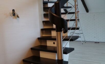 Stopnie na betonie z drewnianymi balustradami