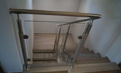 Stopnie na betonie ze szklanymi balustradami