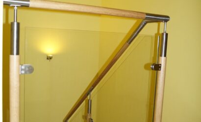 Stopnie na betonie ze szklanymi balustradami