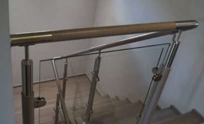 Stopnie na betonie ze szklanymi balustradami