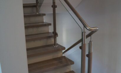 Stopnie na betonie ze szklanymi balustradami