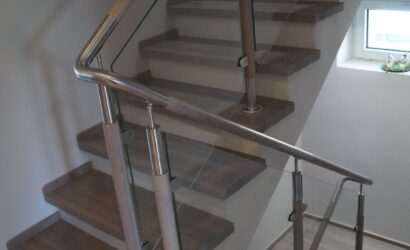 Stopnie na betonie ze szklanymi balustradami