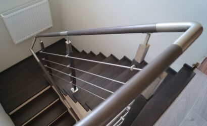 Stopnie na betonie z metalowymi balustradami