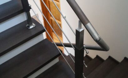 Stopnie na betonie z metalowymi balustradami