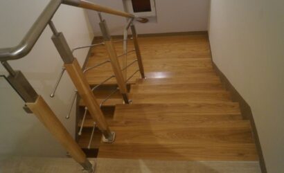 Stopnie na betonie z metalowymi balustradami