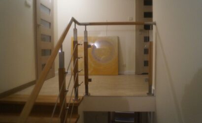 Stopnie na betonie ze szklanymi balustradami