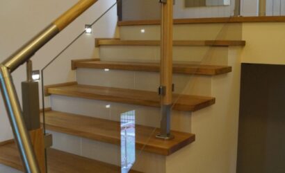 Stopnie na betonie ze szklanymi balustradami