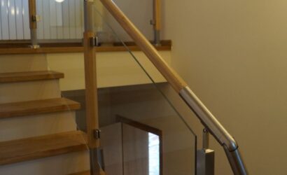 Stopnie na betonie ze szklanymi balustradami