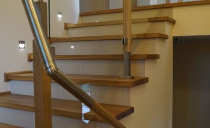 Stopnie na betonie ze szklanymi balustradami