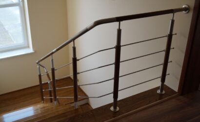 Stopnie na betonie z metalowymi balustradami