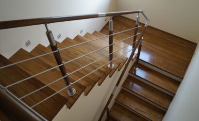 Stopnie na betonie z metalowymi balustradami