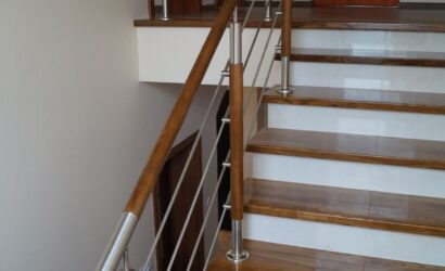 Stopnie na betonie z metalowymi balustradami