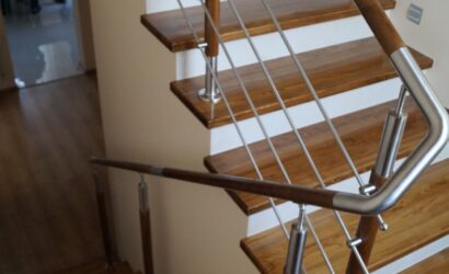 Stopnie na betonie z metalowymi balustradami