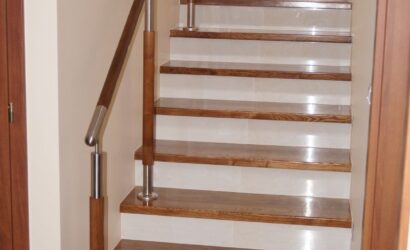 Stopnie na betonie z metalowymi balustradami