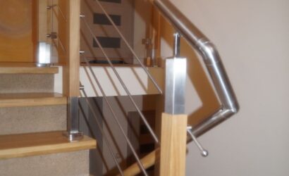 Stopnie na betonie z metalowymi balustradami