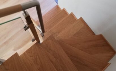 Stopnie na betonie ze szklanymi balustradami