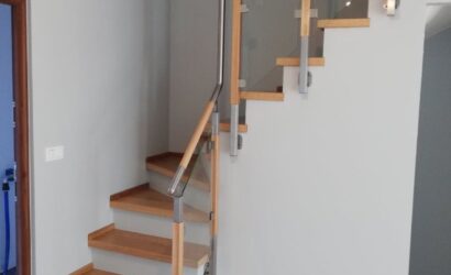 Stopnie na betonie ze szklanymi balustradami