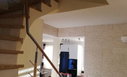 Stopnie na betonie z metalowymi balustradami