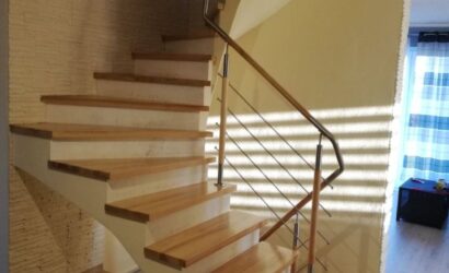 Stopnie na betonie z metalowymi balustradami