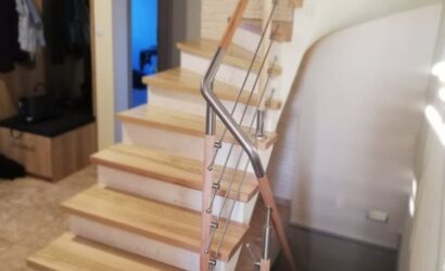 Stopnie na betonie z metalowymi balustradami