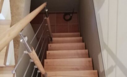 Stopnie na betonie z metalowymi balustradami