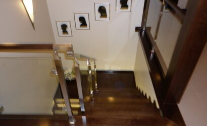 Stopnie na betonie ze szklanymi balustradami