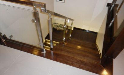 Stopnie na betonie ze szklanymi balustradami