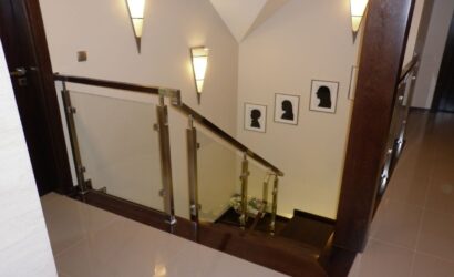 Stopnie na betonie ze szklanymi balustradami