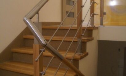 Stopnie na betonie z metalowymi balustradami