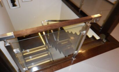 Stopnie na betonie ze szklanymi balustradami