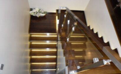 Stopnie na betonie ze szklanymi balustradami