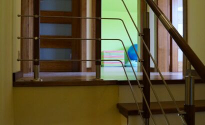 Stopnie na betonie z metalowymi balustradami