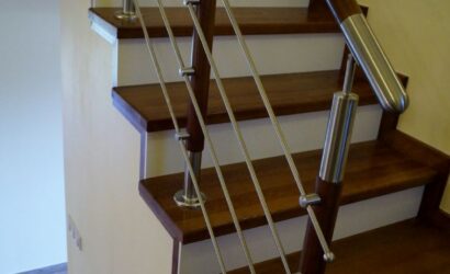 Stopnie na betonie z metalowymi balustradami