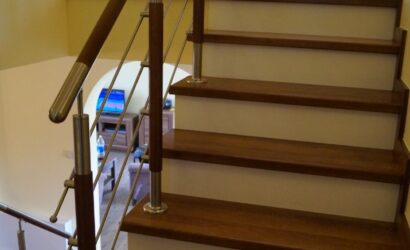 Stopnie na betonie z metalowymi balustradami