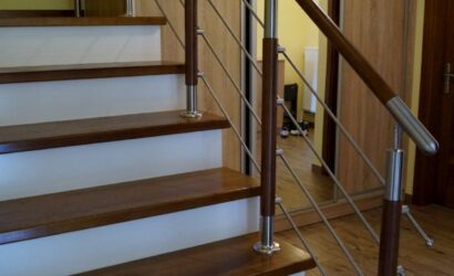 Stopnie na betonie z metalowymi balustradami