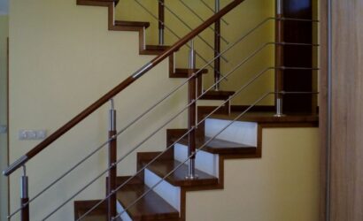 Stopnie na betonie z metalowymi balustradami