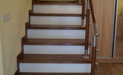 Stopnie na betonie z metalowymi balustradami