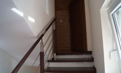 Stopnie na betonie z metalowymi balustradami