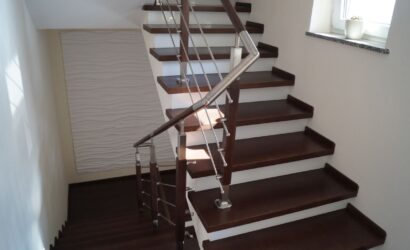 Stopnie na betonie z metalowymi balustradami