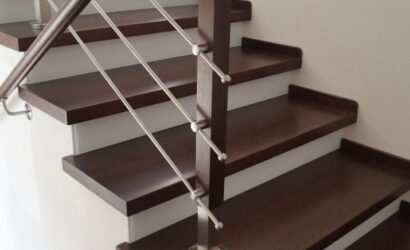 Schody na beton z metalowymi balustradami